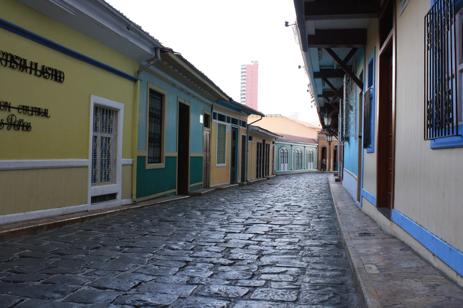 Calle Numa Pompilio Llona en el barrio Las Peñas de Guayaquil